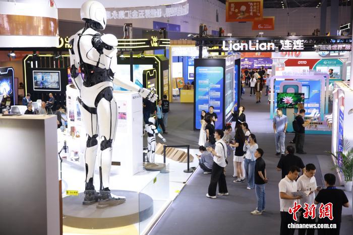 9月23日，巨型机器人吸引参展者拍照打卡。中新社记者 孙杨洋 摄