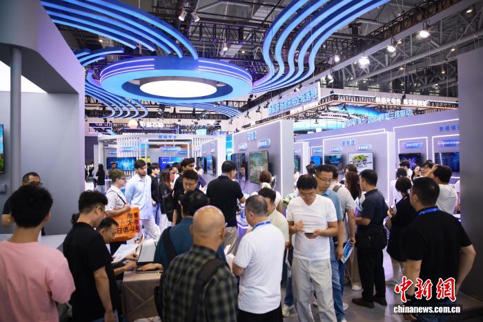9月23日，人工智能展区吸引诸多客商参观。中新社记者 孙杨洋 摄